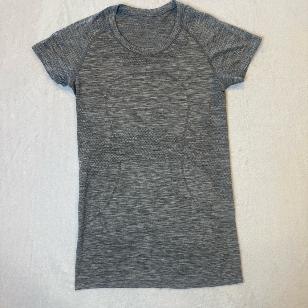 Grey Lululemon swiftly tech shirt women’s size 8. (Bin 5)